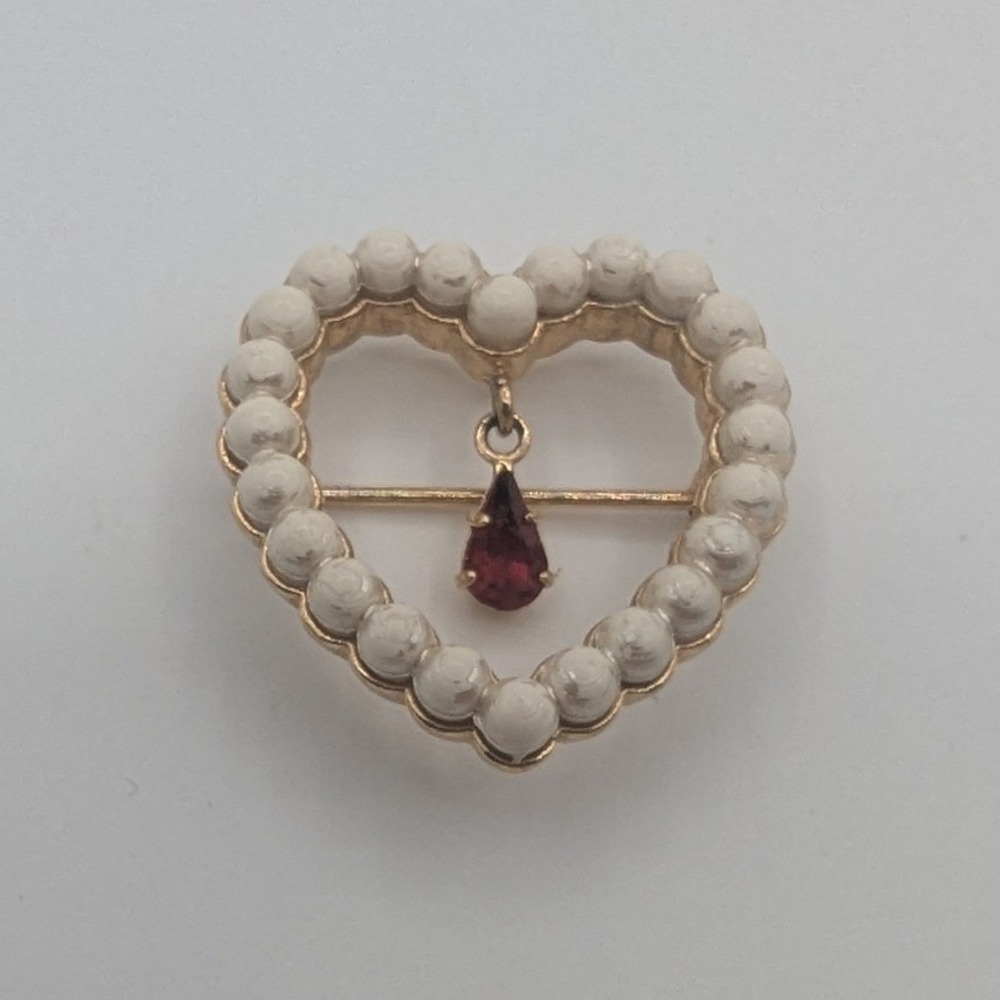 Avon Vintage Gold Tone Heart Brooch‎ White Faux Pearl Red Rhinestone Dangle Pin